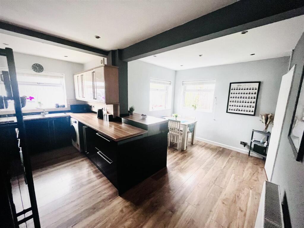 KITCHEN/BREAKFAST ROOM