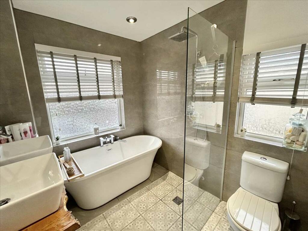 FAMILY BATHROOM