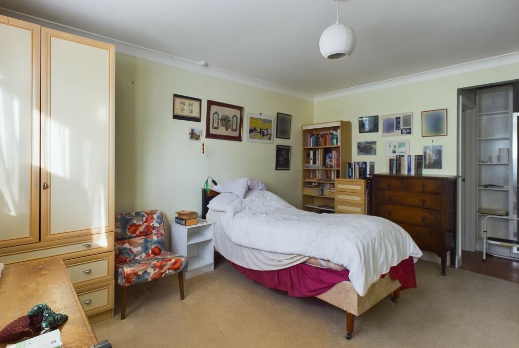 CAM02519G0-PR0207-STILL009