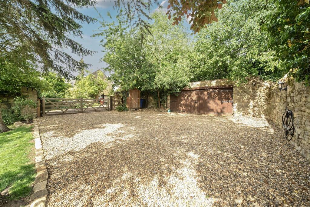 Cliff Hill Farm - Driveway &amp; Garage.jpg