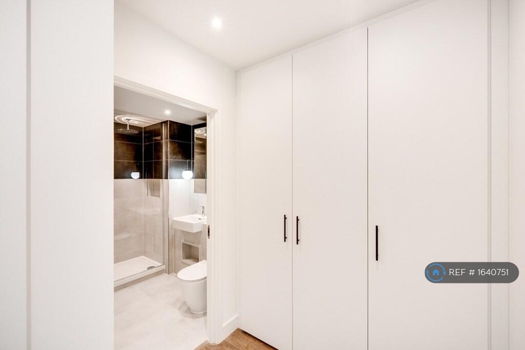 Master Bedroom With Ensuite And Built In Wardbrobe