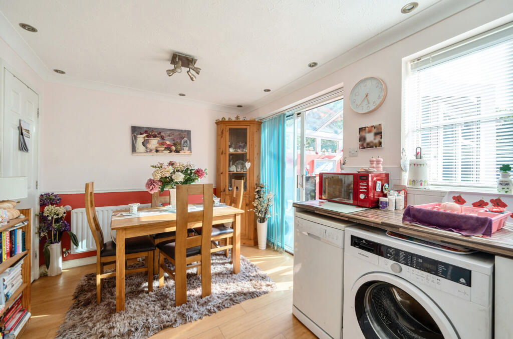 1303957-12-683de2...