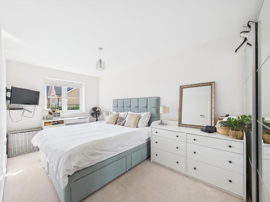 CAM01354G0-PR0468-STILL005