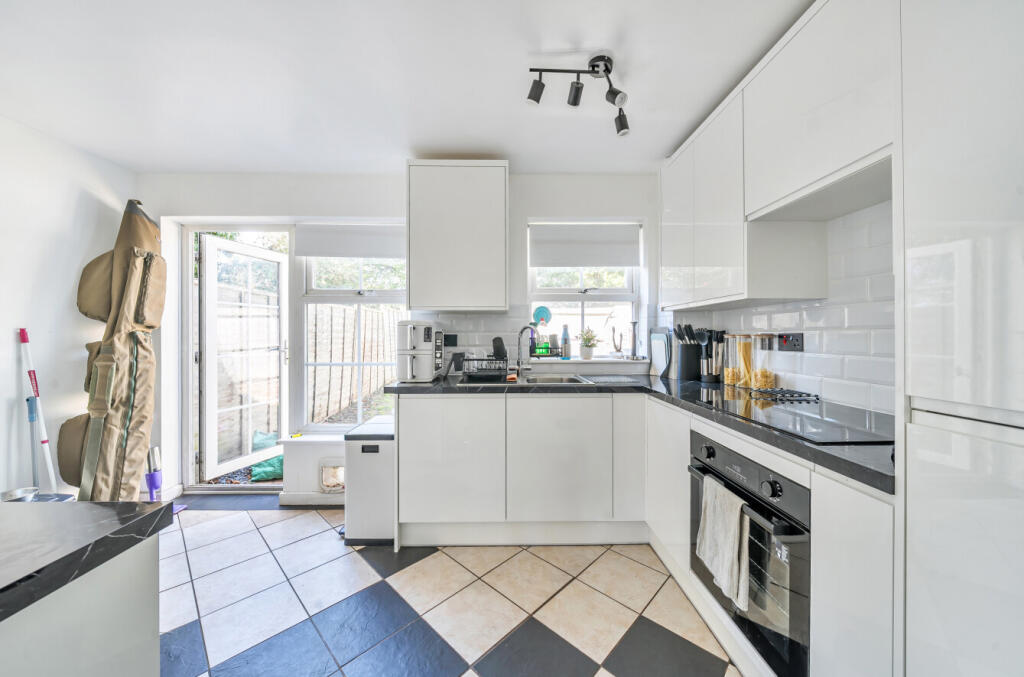 1347599-10-68b5b2...