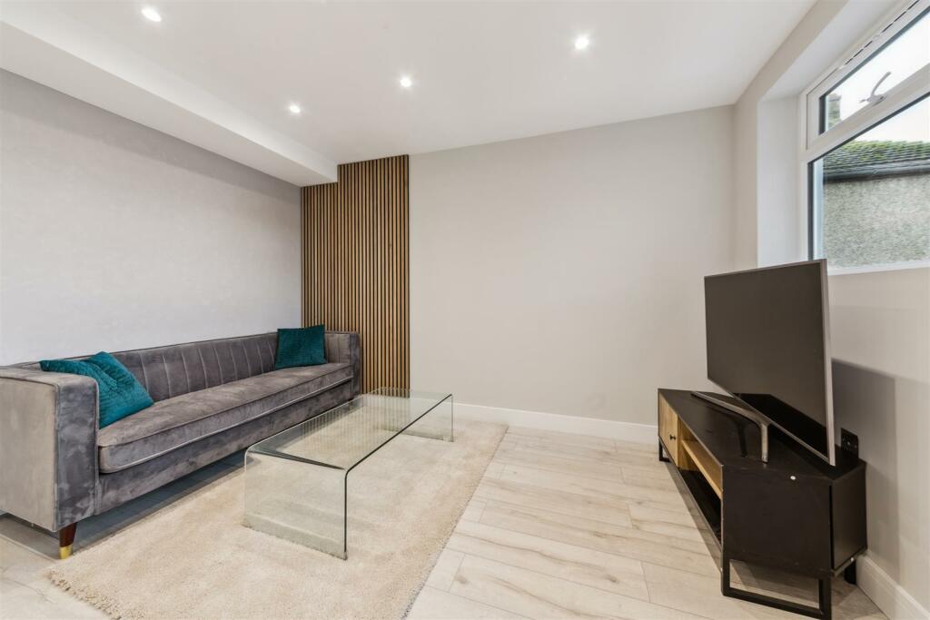Flat 3, 52 Gilbey Road, SW17 0QG-5.jpg