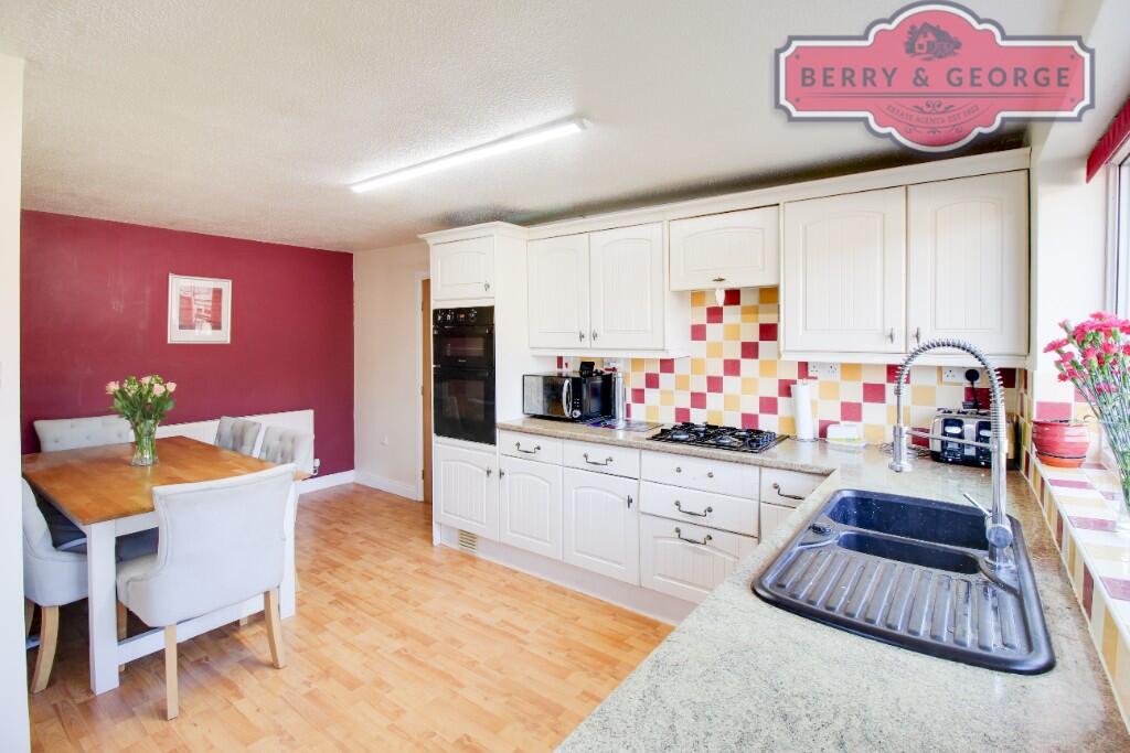 KITCHEN / BREAKFAST