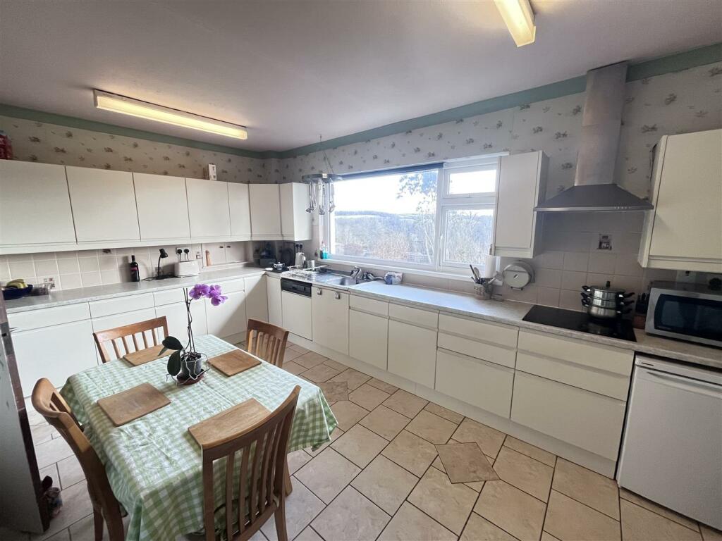 KITCHEN/BREAKFAST ROOM