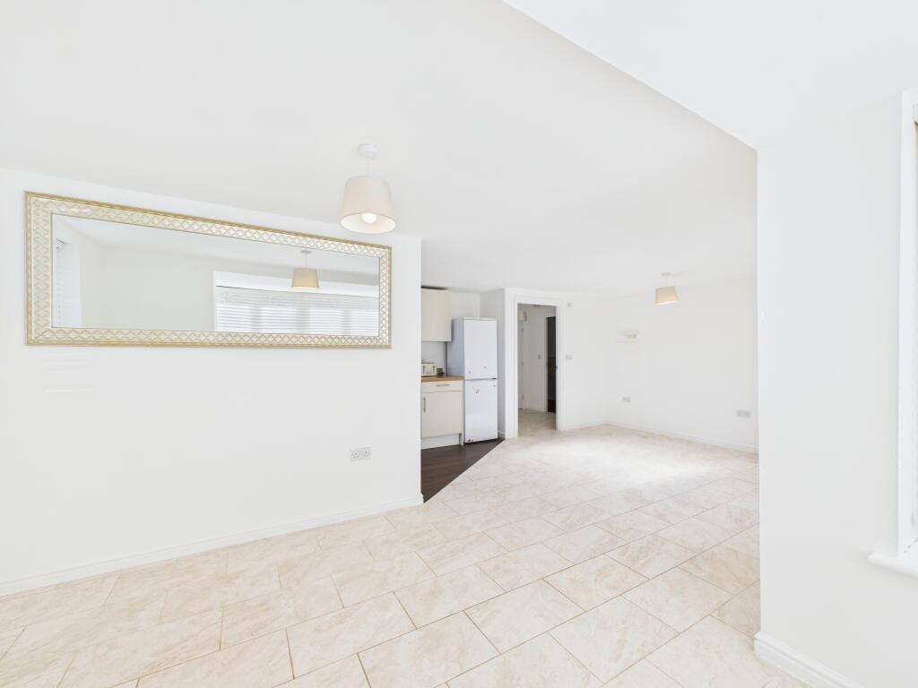 CAM02909G0-PR0377-STILL008