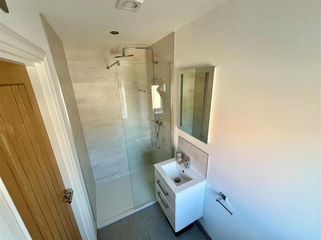 lloyd ensuite.jpg