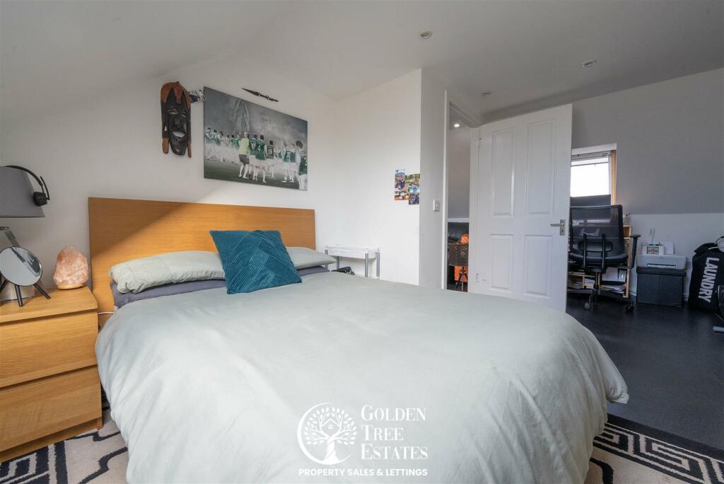 Double Garage - Bed1