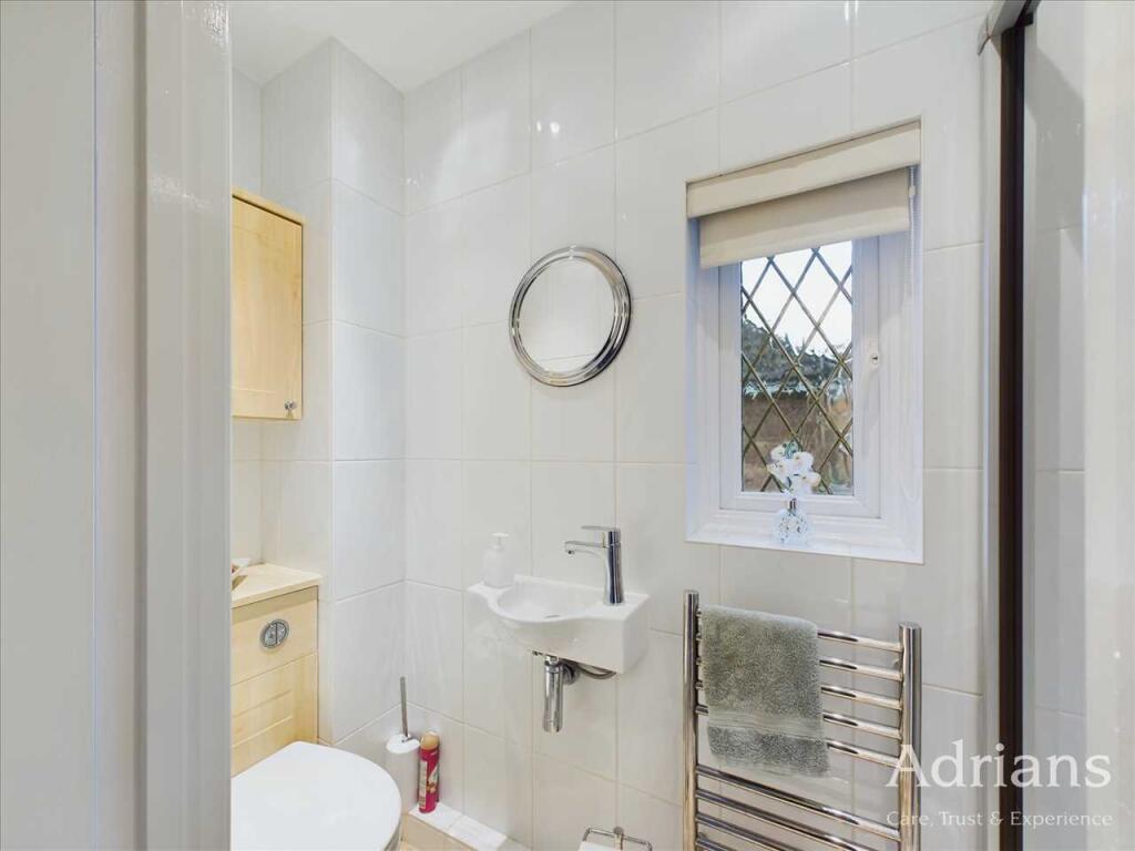 EN-SUITE SHOWER ROOM