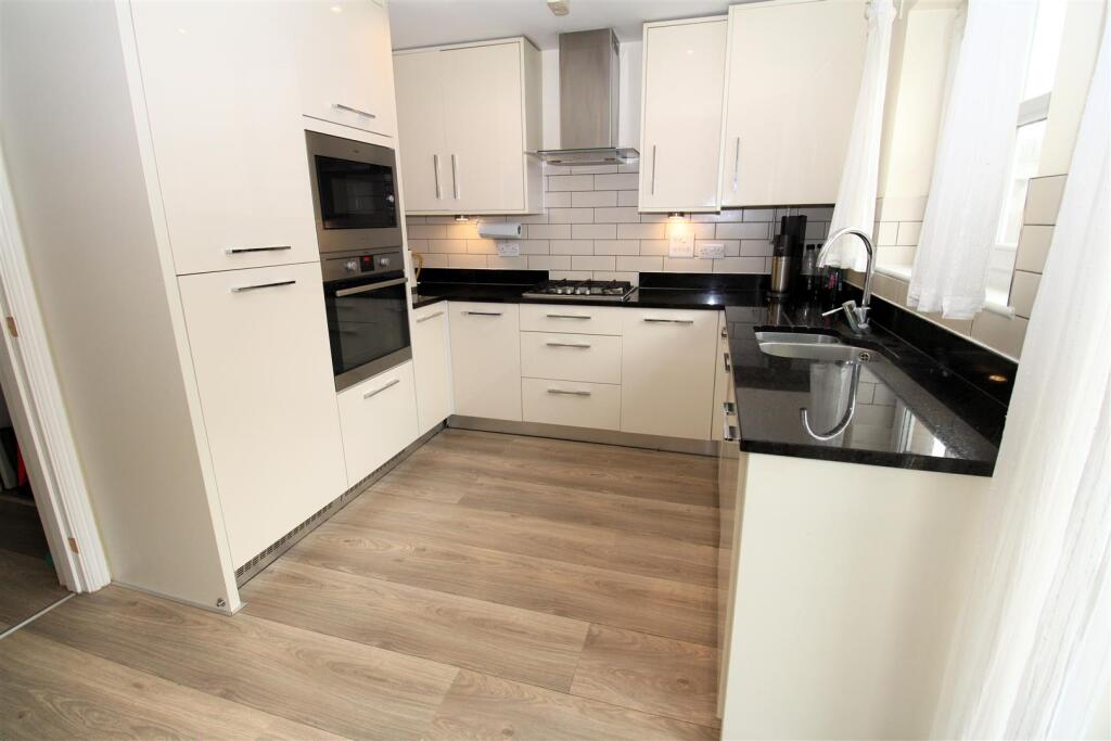 Kitchen2.JPG