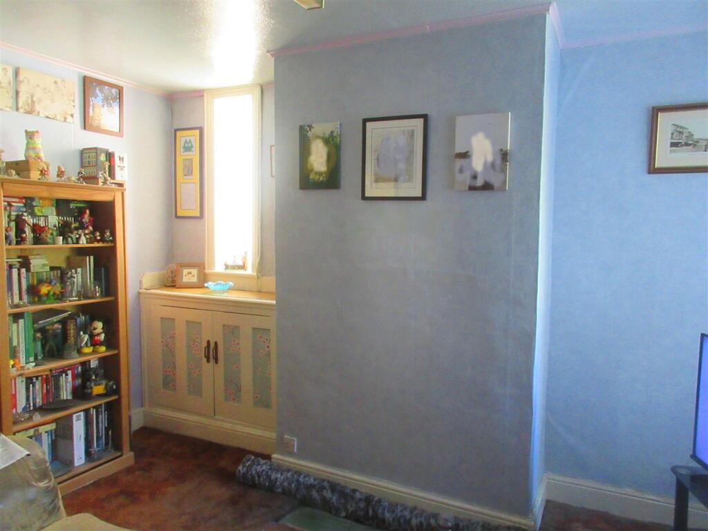 7 Hartshorne Rd Living Room 6.jpg