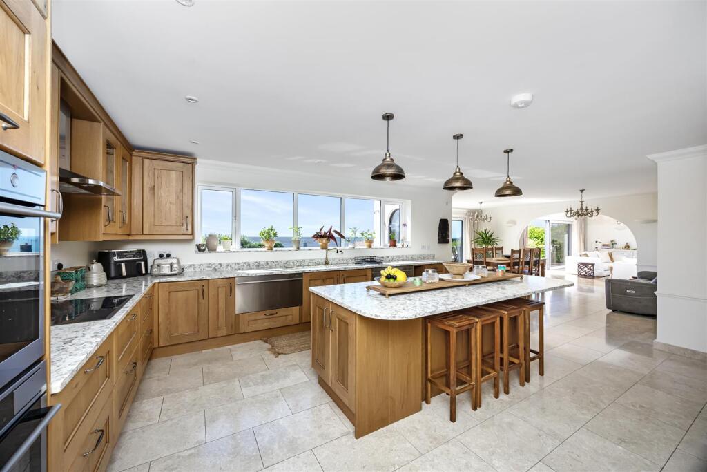 Roedean Crescent, 4-037.jpg