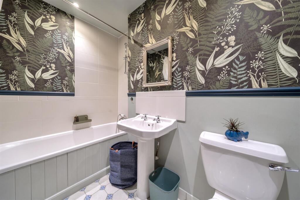 Jubilee Cottage Family Bathroom.jpg