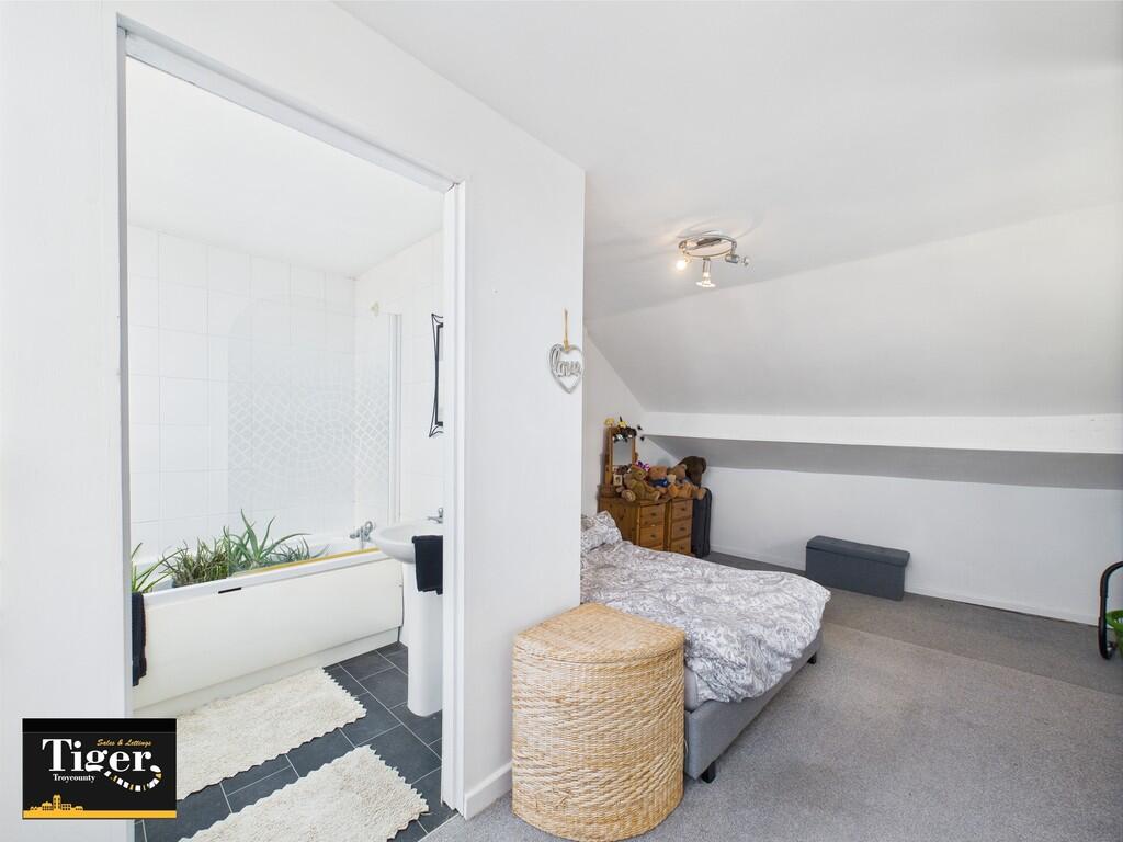 CAM02176G0-PR0577...