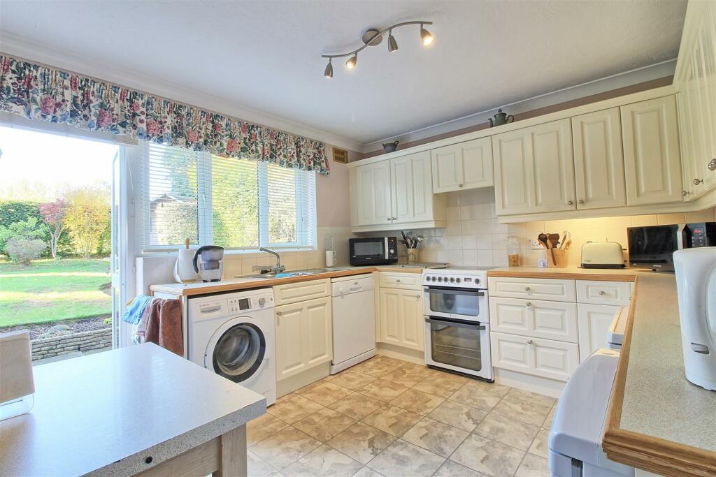 KITCHEN/DINER PIC 2