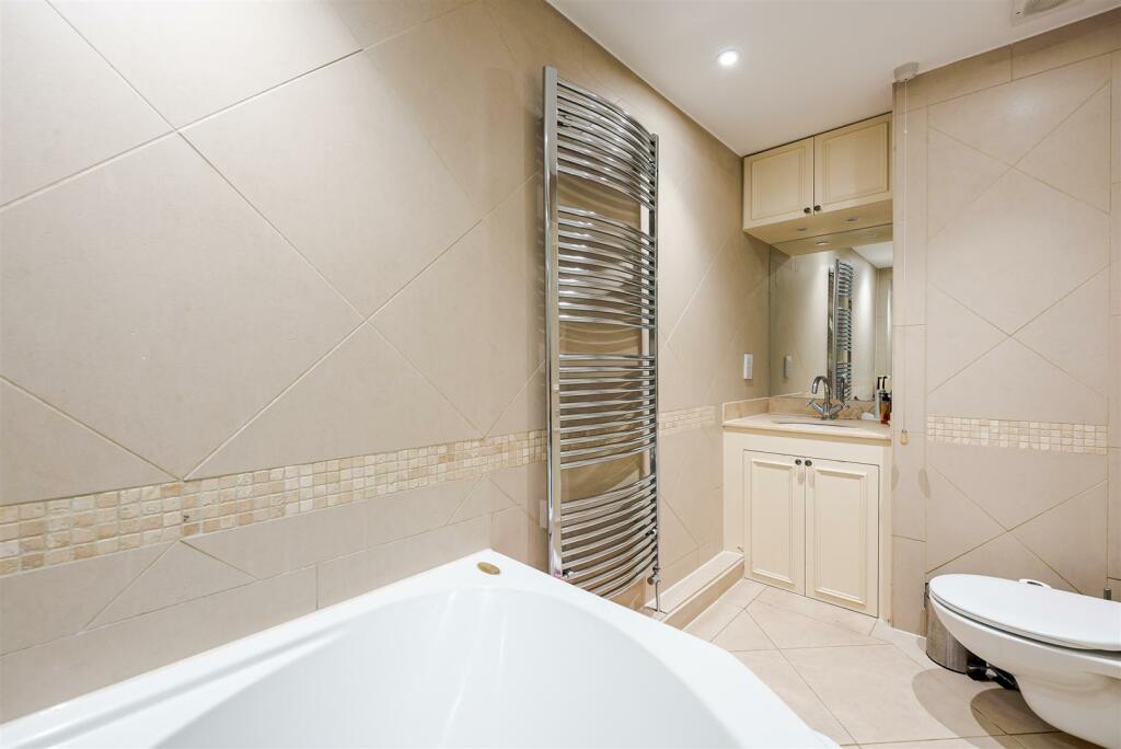 Bina Gardens 7B-1.jpg