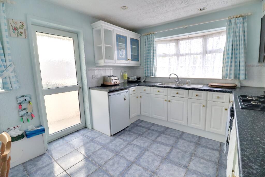 KITCHEN/BREAKFAST ROOM