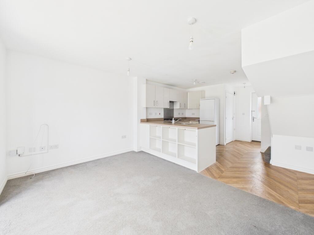 CAM04825G0-PR0014-STILL007