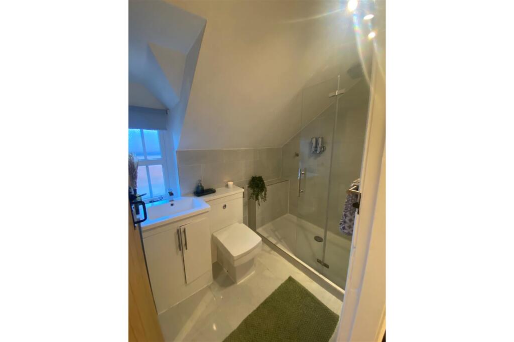 xUpstairs Bathroom.JPEG