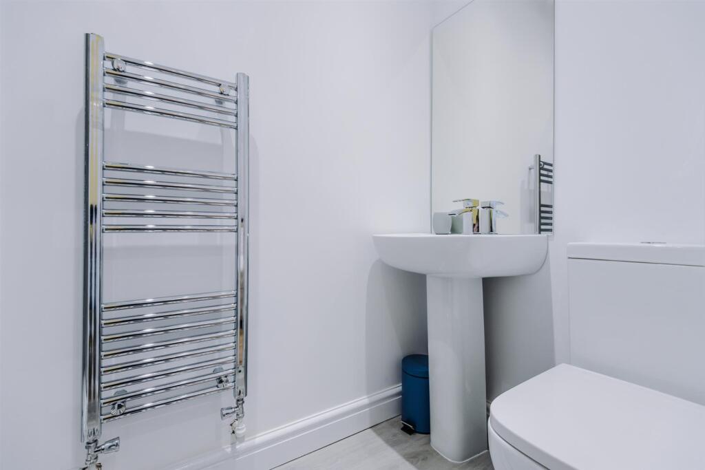 Dean Street en-suite pic 2.jpg