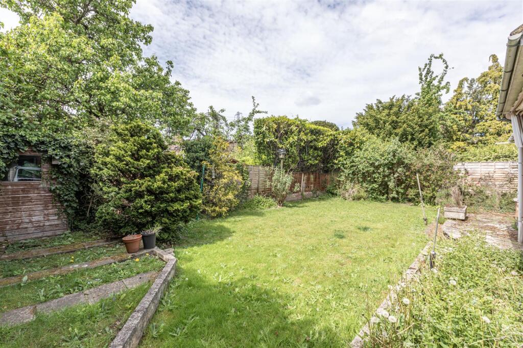 Sunnyside, Walnut Tree Lane, KT14 7AQ - 14.jpg