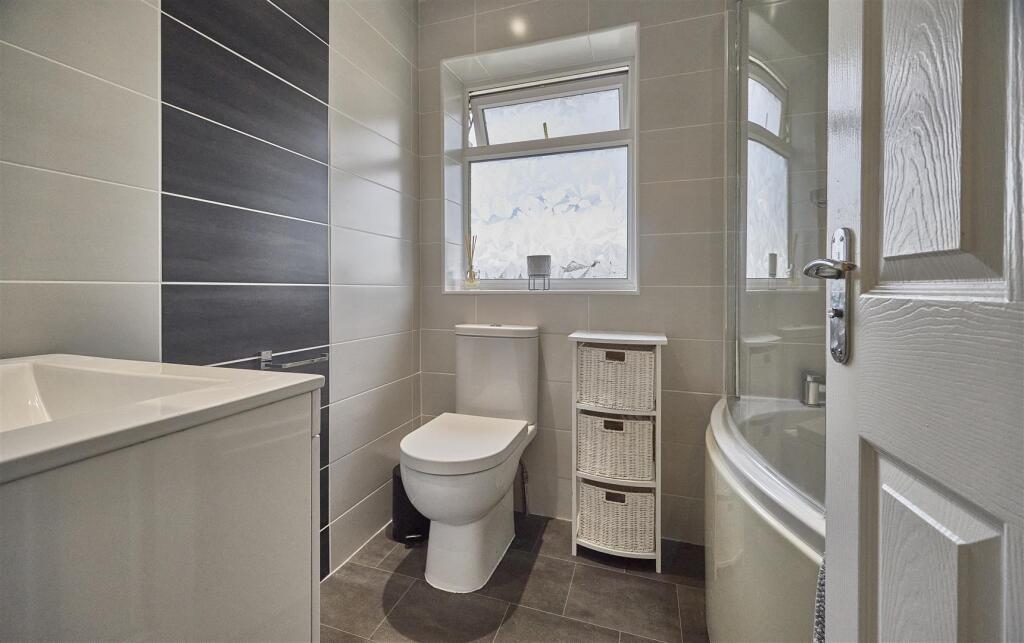 Family Bathroom to Rear