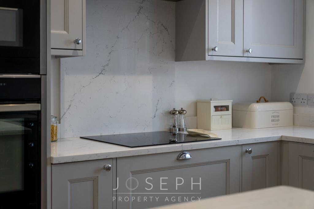 Burnet Close, Pinewood, IP8