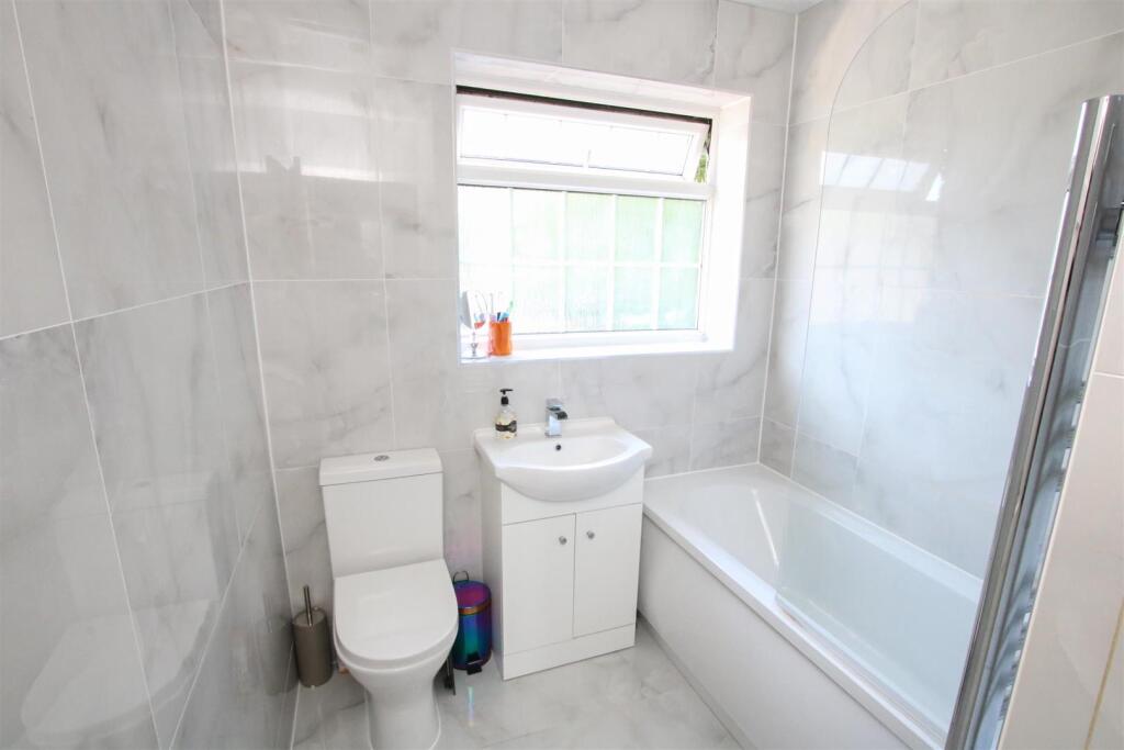 CONTEMPORARY BATHROOM