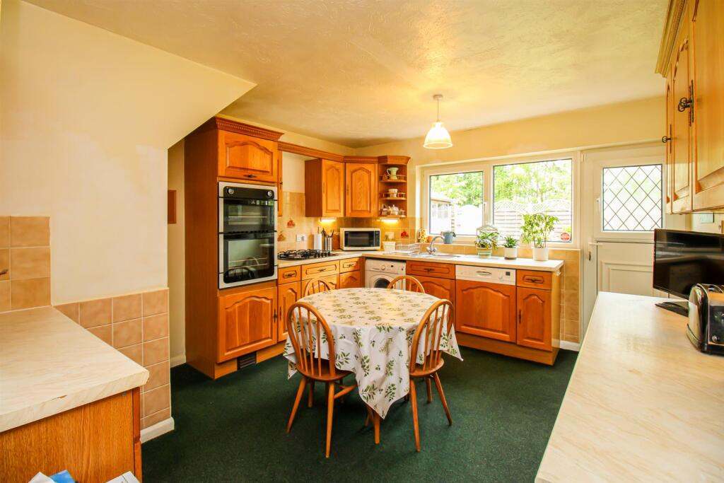 KITCHEN/BREAKFAST ROOM