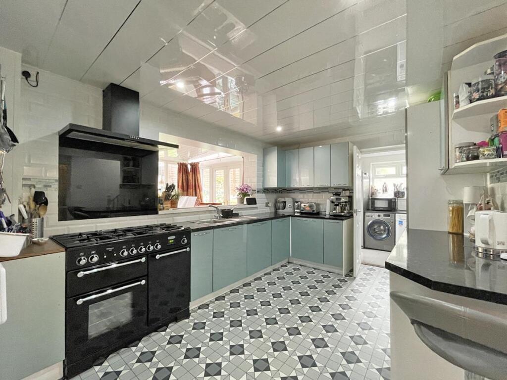 Mardon Close 15 - Kitchen FRONT PAGE.jpg