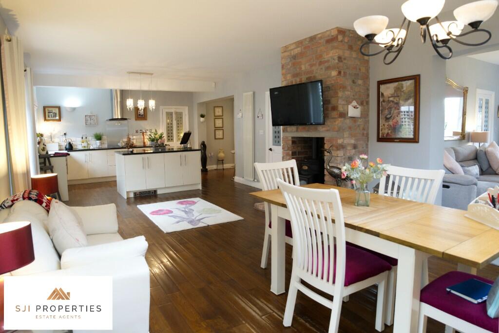 Kitchen / Dining 