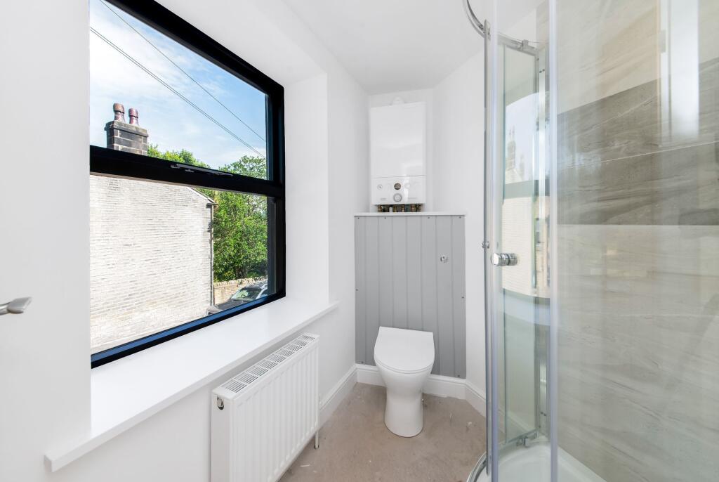 EN-SUITE SHOWER ROOM