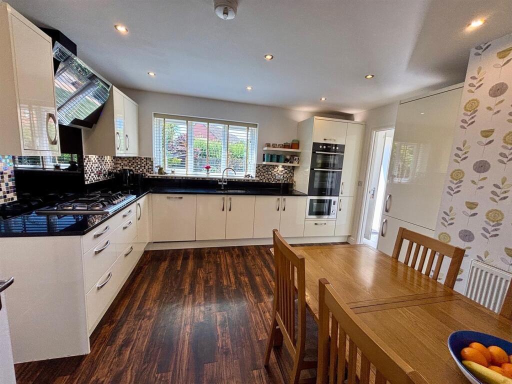 Superior Well Equipped Breakfast Kitchen