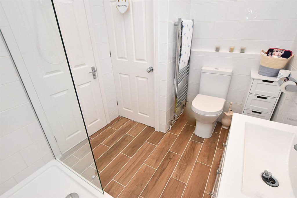 SHOWER ROOM/WC