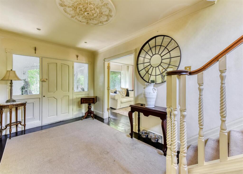 58 Perton Road-JUN25-hall.jpg