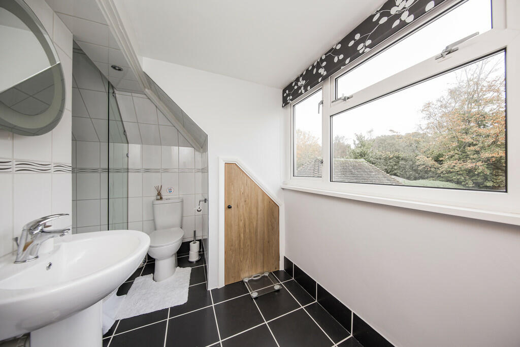 47 Bayham - showe...