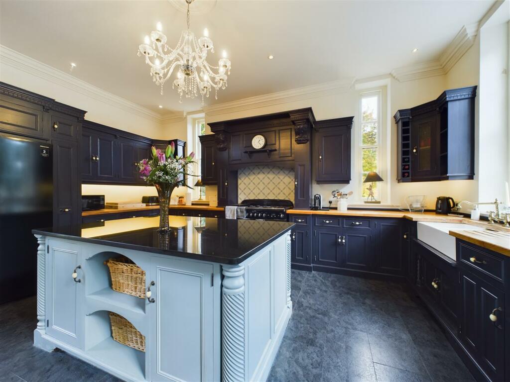 KITCHEN/LIVING/DINER
