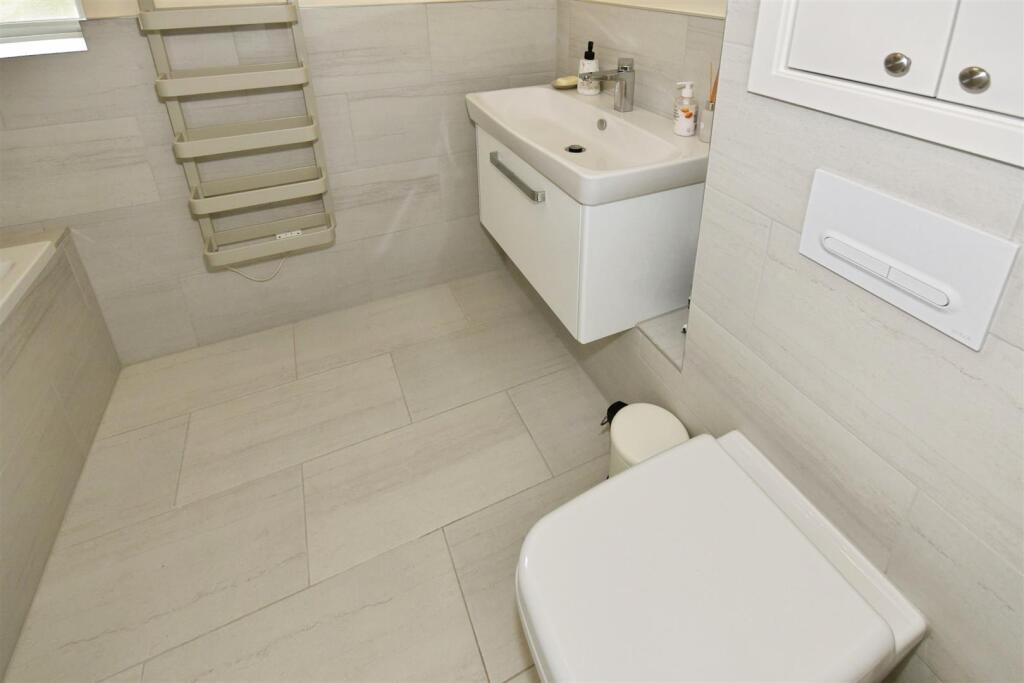 f8e016c8-1Bathroom1-2.JPG