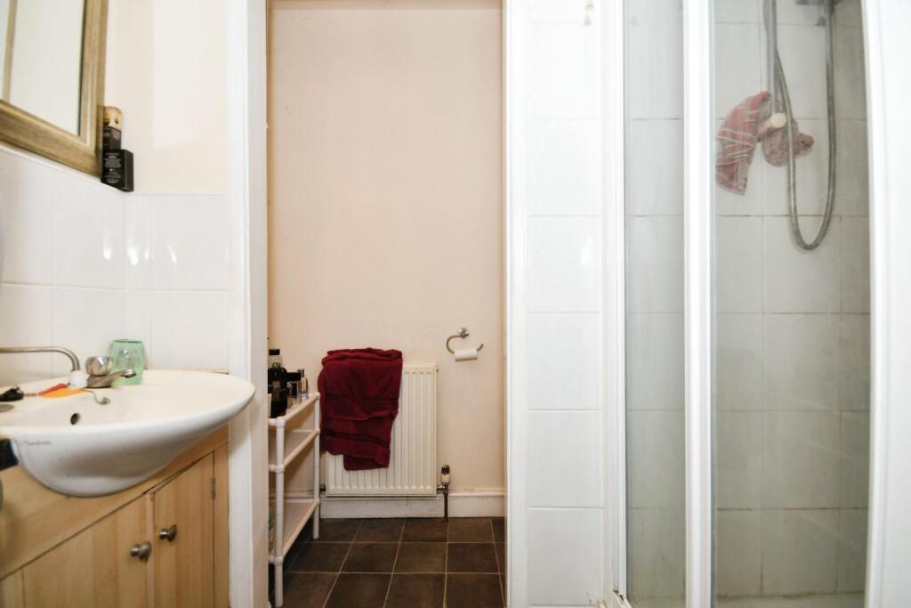 FLAT 3 - BATHROOM 01.JPG