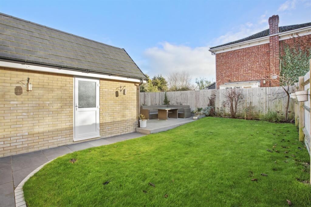 7 Farmers Way, HP27 9EW-6.jpg