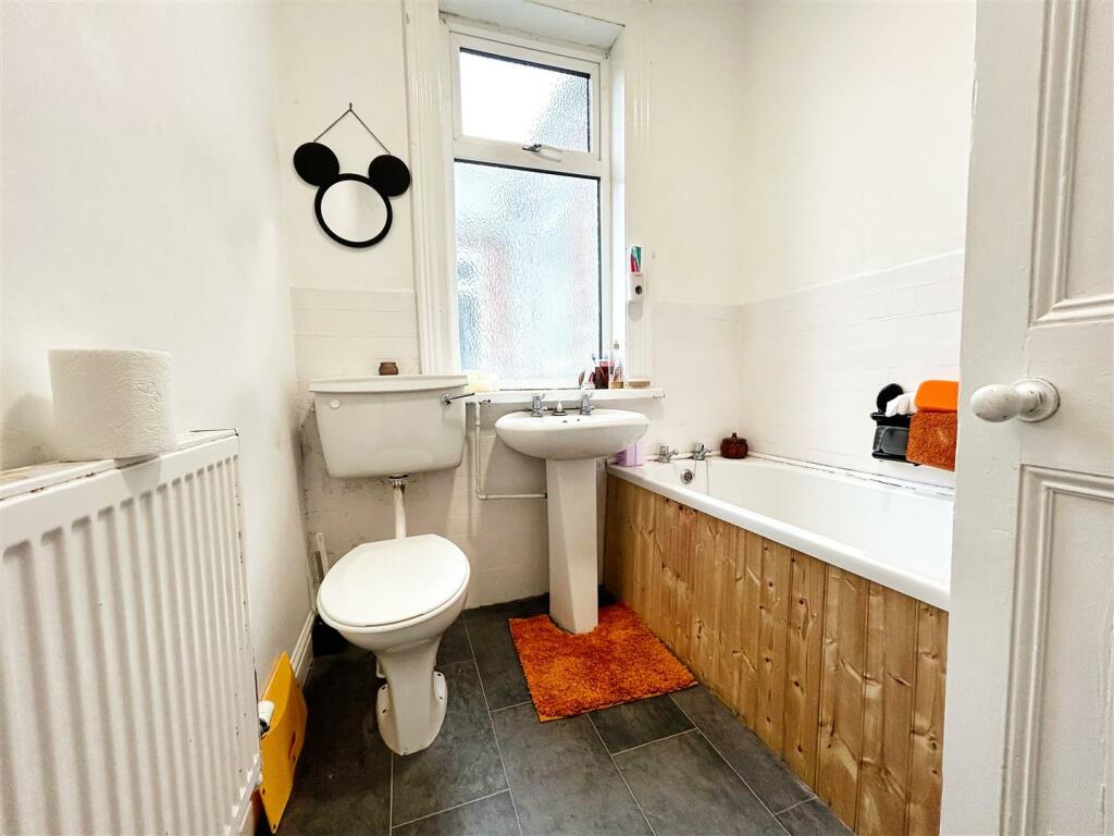 Flat 1 Bathroom