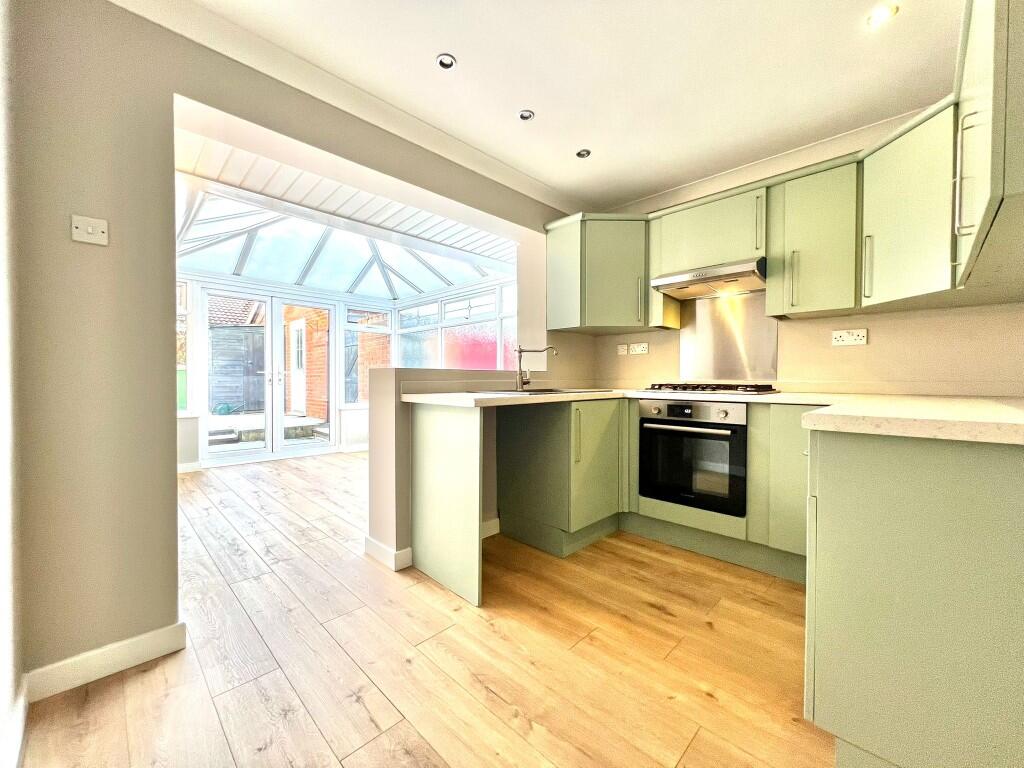 FITTED KITCHEN 