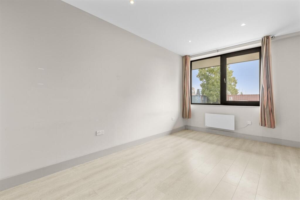 19 Cube House, Quilters Way, HP22 5TB-3.jpg