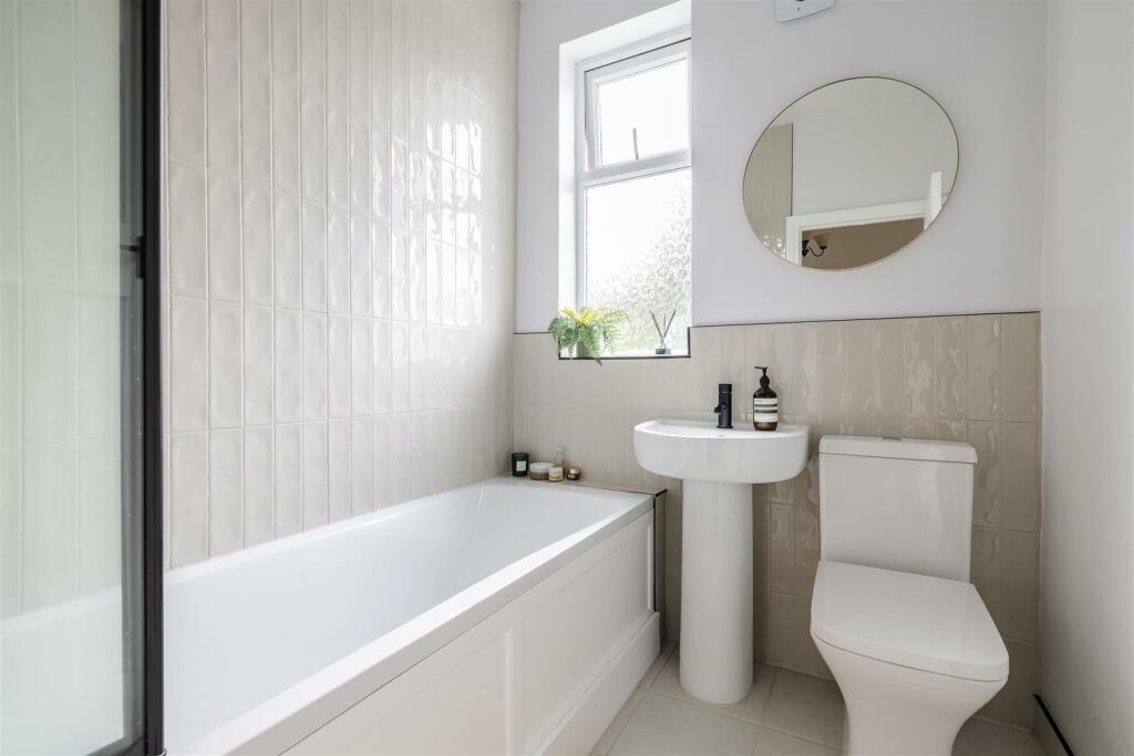 Thornwood Close, E18