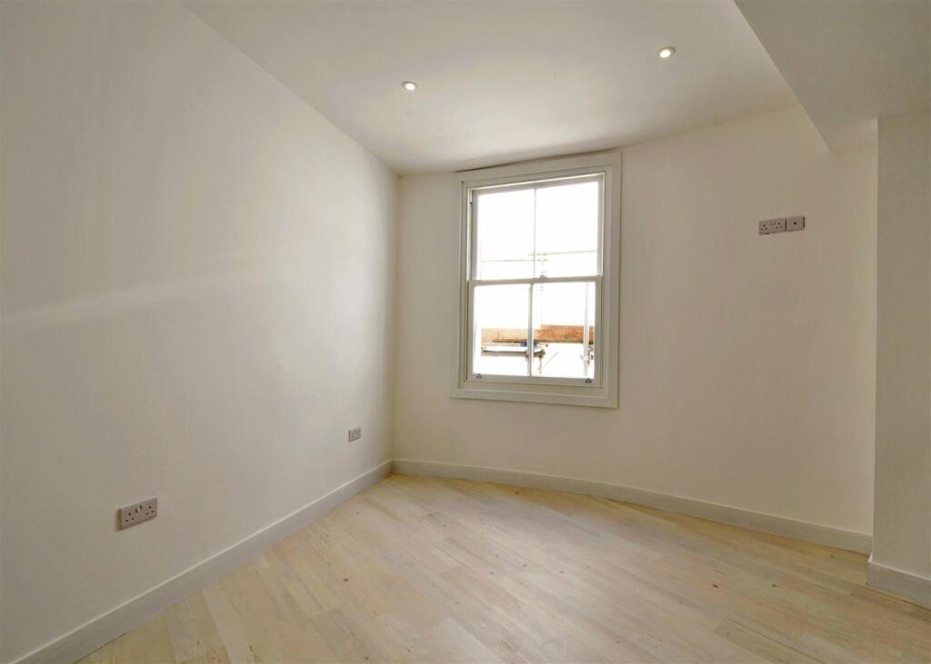 7 - Three Bedroom Flat for Auction, Westbury-on-Tr