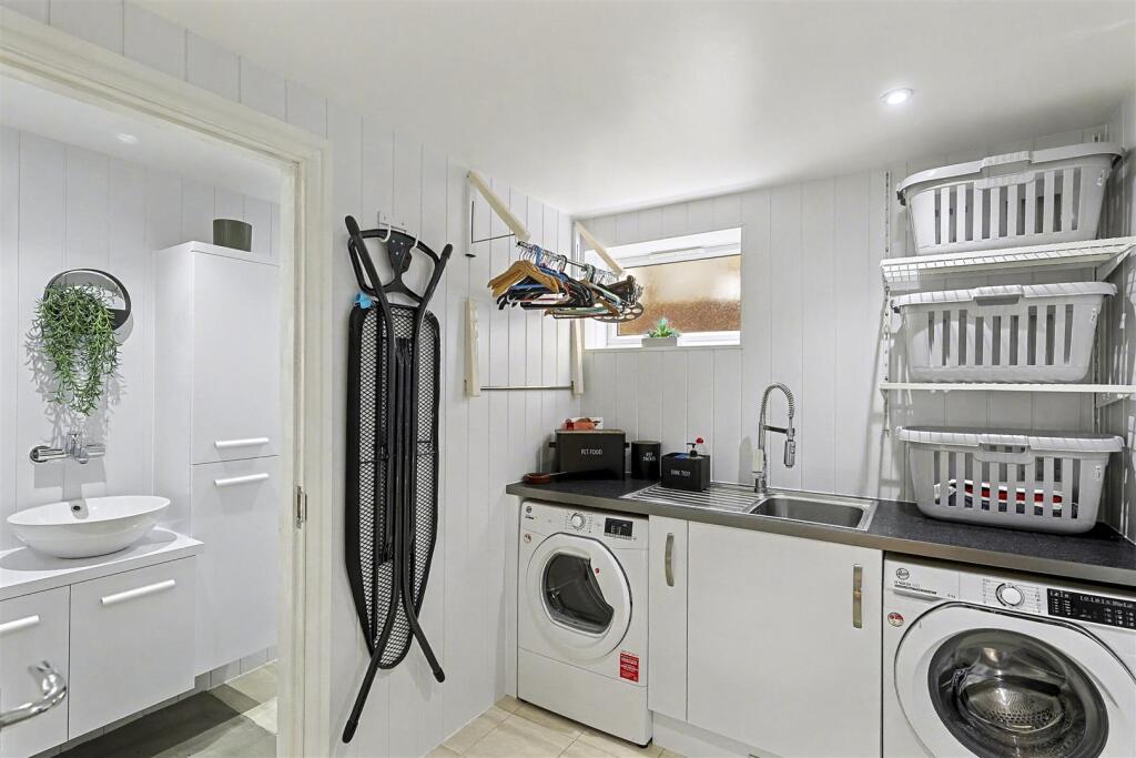 LAUNDRY ROOM.JPG