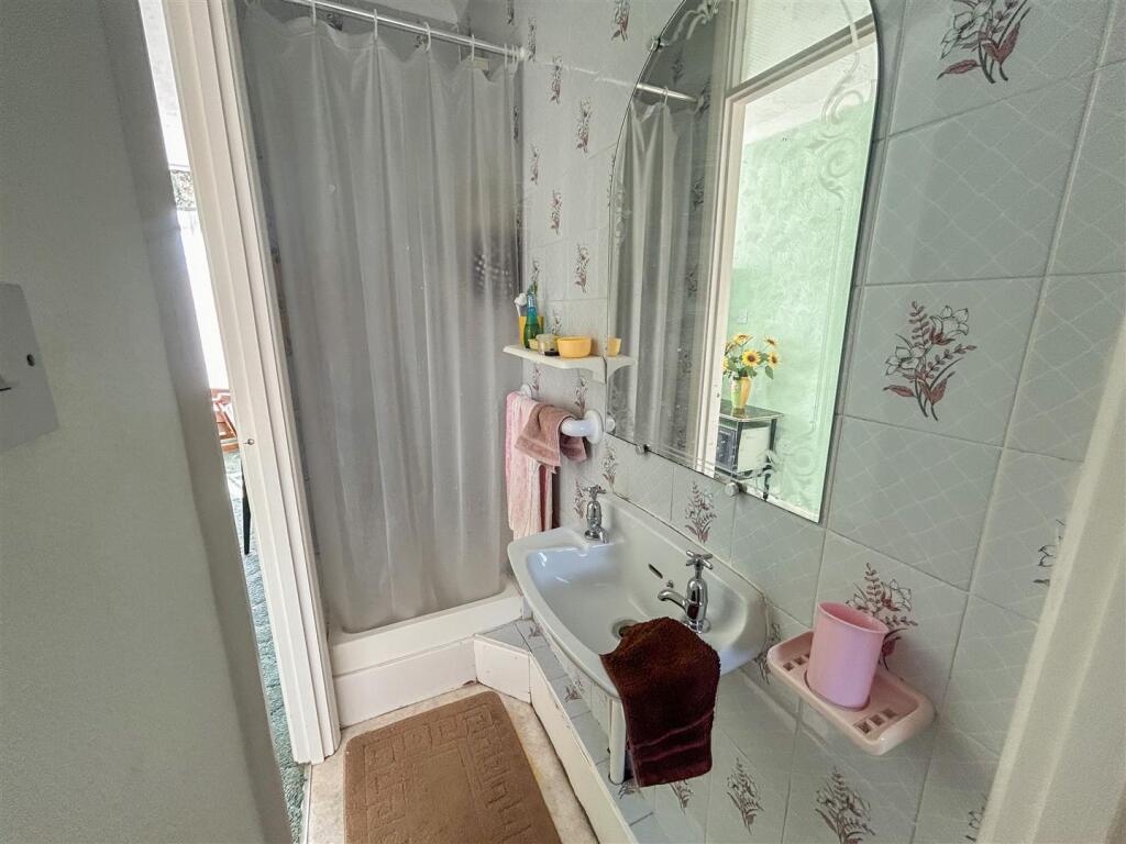 SHOWER ROOM