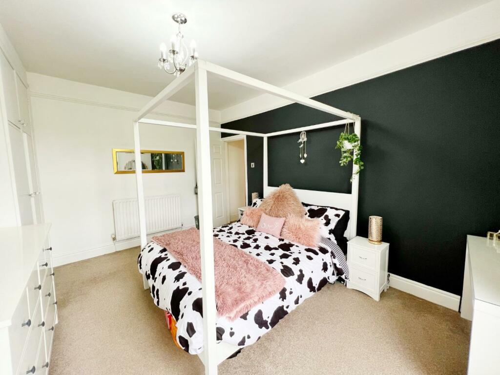 Bedroom 1 pic 4.jpg